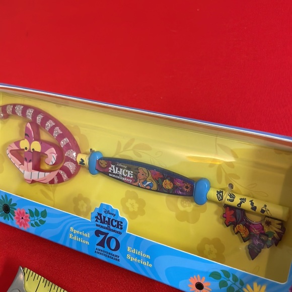 DISNEY SPECIAL EDITION 70th ANNIVERSARY ALICE COLLECTABLE KEY (NEW) - Picture 5 of 5